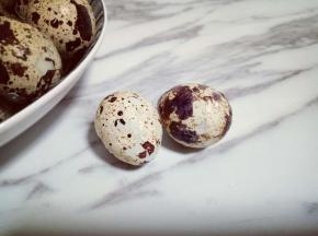 将每个鹌鹑蛋压出裂痕。