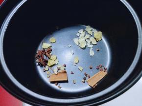 将香料及冰糖放入砂锅中。