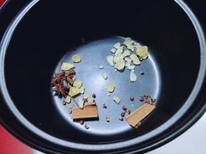 将香料及冰糖放入砂锅中。