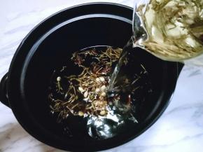将泡好的茶水倒入锅中。