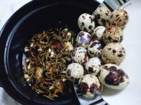 最后将煮熟并压出裂痕的鹌鹑蛋倒入锅中。