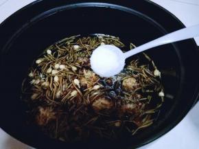 加入食用盐(可以适当多加一些盐，这样会味浓)大火烧开，转中火5-8分钟即可。
