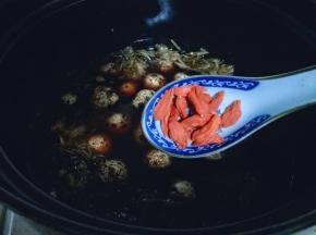 加入枸杞，关火。