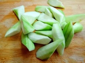 首先将丝瓜去皮，滚刀切，切出菱形块。