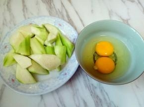 鸡蛋打在碗里。