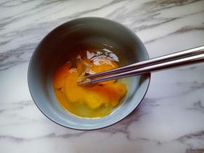用筷子打散。