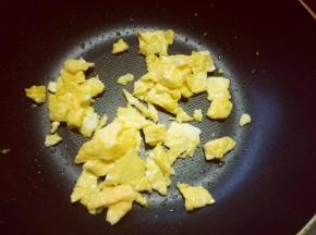 热锅冷油，倒入蛋液，小火煎鸡蛋饼，再将鸡蛋饼切小块。盛出备用。