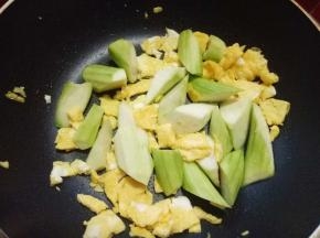 重启起锅，加入油，加切好的丝瓜煸炒，再加入煎好的鸡蛋。