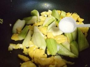 加入盐，加少量水，大火烧开即可。
