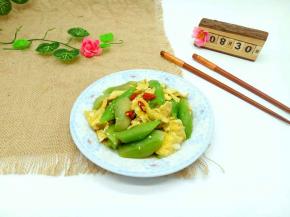 装盘撒上少许熟白芝麻点缀。