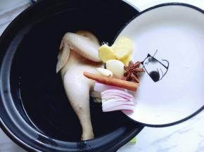 砂锅中加入水，将母鸡放入，再加入香料，盖上盖子大火烧开。
烧开后用汤勺撇出浮沫，盖上盖子转小火慢炖2小时左右。