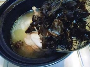 把木耳，红枣，枸杞加入锅中，大火多5分钟即可。