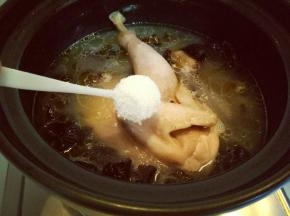 加入盐，糖调味即可出锅。