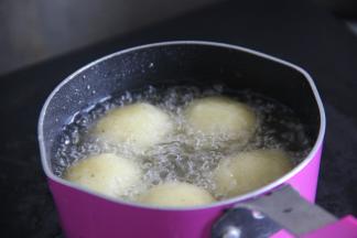 准备好的土豆球，丢入油锅炸制