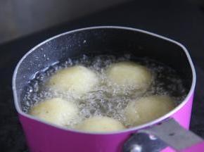 准备好的土豆球，丢入油锅炸制
