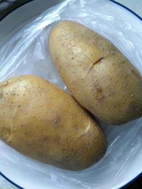 准备两个土豆，洗净去皮