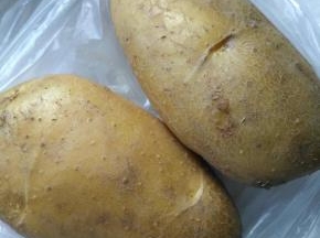 准备两个土豆，洗净去皮