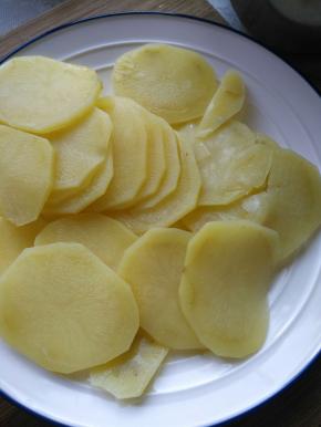 切片的土豆，放在蒸锅上蒸熟