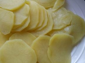 切片的土豆，放在蒸锅上蒸熟