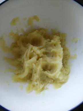 蒸熟的土豆用擀面杖压成泥