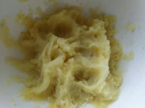 蒸熟的土豆用擀面杖压成泥