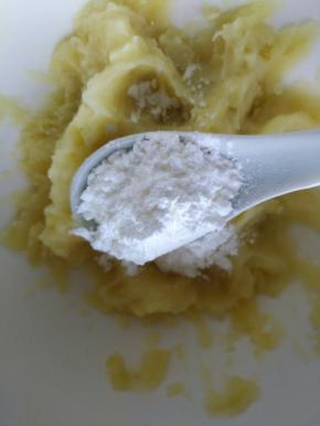 加入淀粉，搅拌均匀