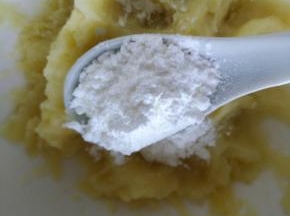 加入淀粉，搅拌均匀