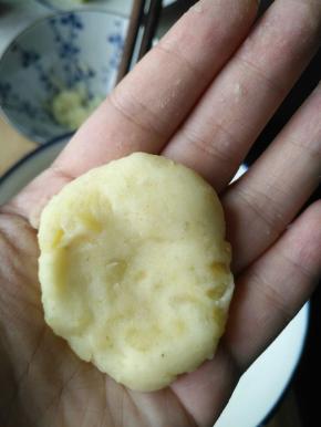 取一份土豆泥压扁