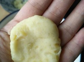 取一份土豆泥压扁