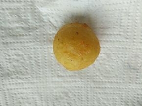 炸好的土豆球，放在厨房纸上