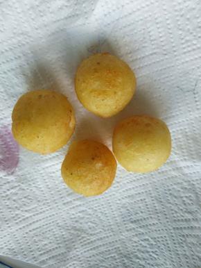 最后再土豆球上再撒上一点椒盐即可食用