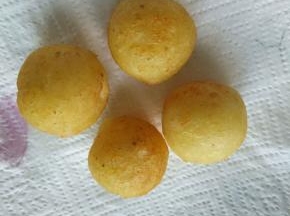 最后再土豆球上再撒上一点椒盐即可食用