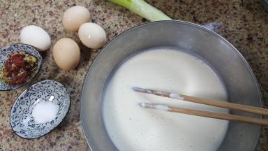 2．面粉中加入水，用筷子搅拌均匀。