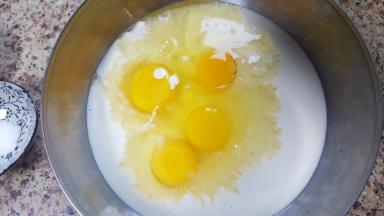 3．加入4颗鸡蛋，搅拌均匀。