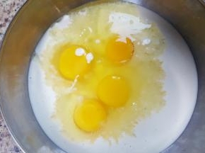 3．加入4颗鸡蛋，搅拌均匀。