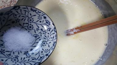 4．加入咸盐进行调味，盐的量根据自己的口味适量增减。