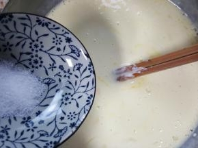 4．加入咸盐进行调味，盐的量根据自己的口味适量增减。