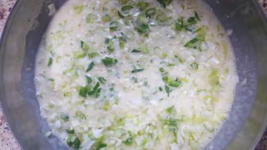 5．加入切好的葱花碎，拌匀。