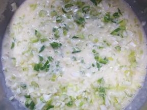 5．加入切好的葱花碎，拌匀。