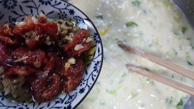 6．最后放入油渍番茄干，或者是香肠和蔬菜碎都可以。（营养要全面哦）