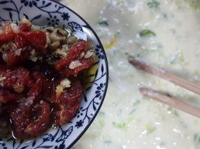 6．最后放入油渍番茄干，或者是香肠和蔬菜碎都可以。（营养要全面哦）