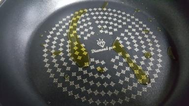 7．平底不粘锅中放入少量的油，进行加热。