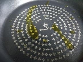 7．平底不粘锅中放入少量的油，进行加热。