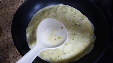 8．油热后，在锅中放入两勺鸡蛋面糊。