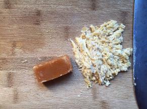 先把红糖用刀切碎成渣