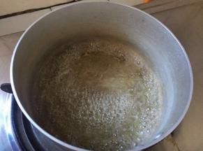 白砂糖和水煮沸