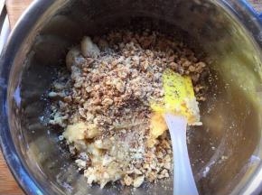 核桃提前放入烤箱烘烤5分钟，出炉冷却后压碎，放入面团中搅拌均匀