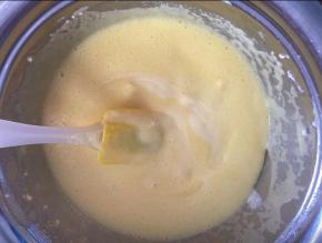和蛋黄糊混合均匀