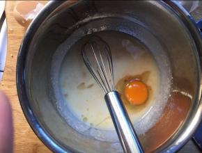 加入鸡蛋，搅拌均匀