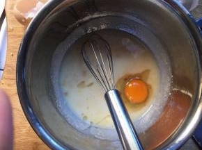 加入鸡蛋，搅拌均匀